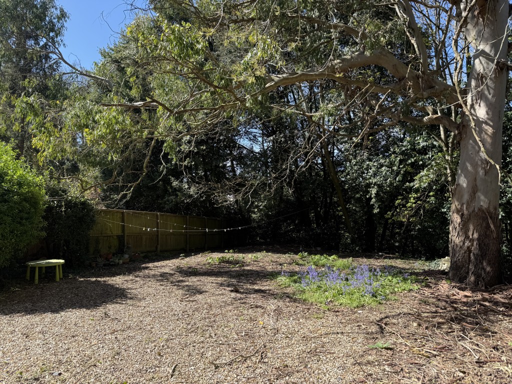 Lot: 70 - TWO-BEDROOM FLAT FOR INVESTMENT - Communal gardens
